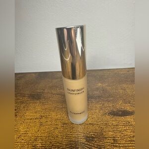 Mac skinfinish lightstruck liquid highlighter extra ordinary